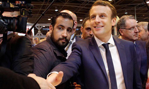 Tổng thống Pháp Emmanuel Macron (phải) và cựu vệ sĩ Alexandre Benalla (Ảnh: Independent)