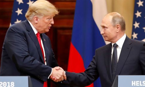 Tổng thống Mỹ Donald Trump (trái) bắt tay Tổng thống Nga Vladimir Putin tại hội nghị thượng đỉnh ở Helsinki, Phần Lan hồi tháng 7. Ảnh: Reuters.