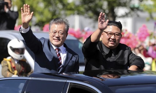 Tổng thống Hàn Quốc Moon Jae-in (trái) và lãnh đạo Triều Tiên Kim Jong-un vẫy chào người dân tại Bình Nhưỡng hồi tháng 9. Ảnh: AP.