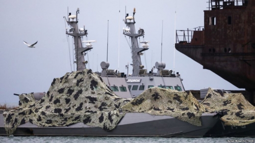 Các tàu Ukraine bị Nga bắt giữ neo đậu tại cảng ở Kerch hôm 5/12 (Ảnh: TASS)
