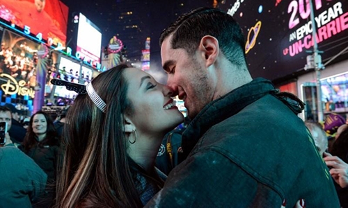 Jillianne Sabatini và Stephen Regalia hôn nhau ở Quảng trường Thời đại, New York, Mỹ, ngày 1/1/2018. Ảnh: Reuters.