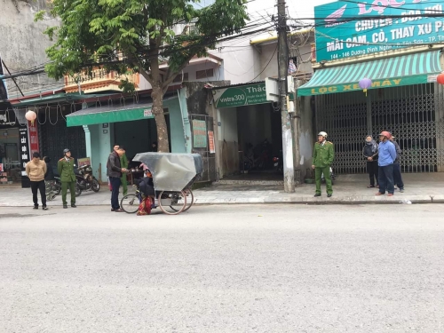 Thi thể người đàn ông được phát hiện trên chiếc xe ba gác tại đường Dương Đình Nghệ.