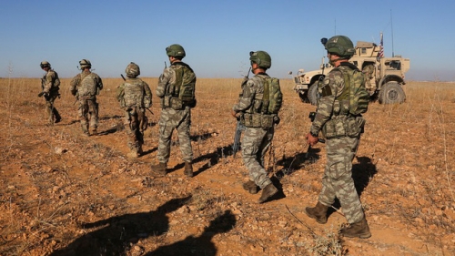 Binh sĩ Mỹ và Thổ Nhĩ Kỳ tuần tra ở Syria. (Ảnh: Reuters)