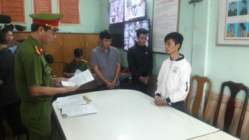 Công an TP Đà Nẵng đọc lệnh bắt bị can để tạm giam tại Công an phường Thạch Thang vào sáng 6-12