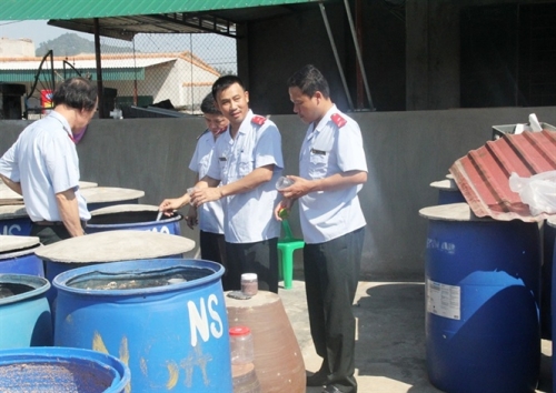 Một số cơ sở SX ruốc tại huyện Lộc Hà sử dụng chất nhuộm vải để tạo màu đã bị lực lượng chức năng sở NN-PTNT phanh phui, xử phạt nặng. Ảnh: VK