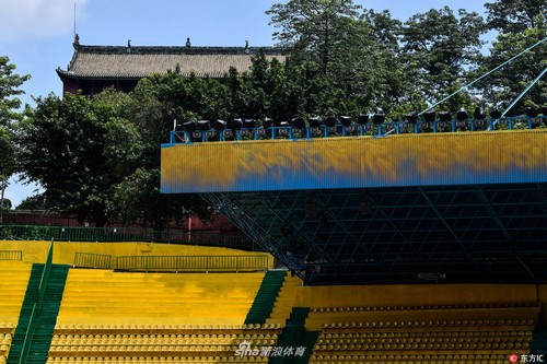 Sân vận động Yuexiushan - sân nhà của Câu lạc bộ bóng đá R&F Quảng Châu - được sơn lại và ngay sau đó là chuỗi 4 trận thắng của họ. Ảnh: ndtv.