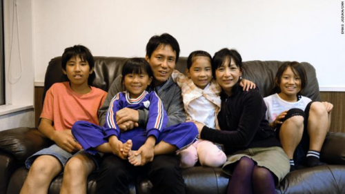 Không có gì ngạc nhiên khi các gia đình ở thị trấn Nagi có từ 3 đến 5 đứa con. Ảnh: CNN