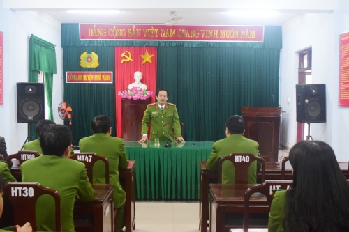 Đại tá Đặng Ngọc Sơn, Phó Giám đốc Công an tỉnh Thừa Thiên Huế (đứng) họp với công an huyện Phú Vang về vụ phá án nhanh