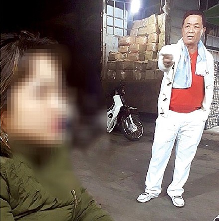 Trùm bảo kê Hưng "kính" dằn mặt một tiểu thương tại chợ Long Biên.