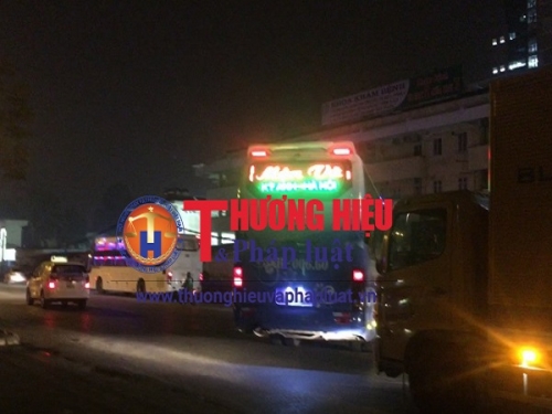 Cổng Bệnh viện Bạch Mai trở thành bãi xe tự phát để trả khách của nhà xe Mận Vũ. (ảnh cắt từ clip được ghi nhận vào lúc 4h08 sáng ngày 20/12/2018).