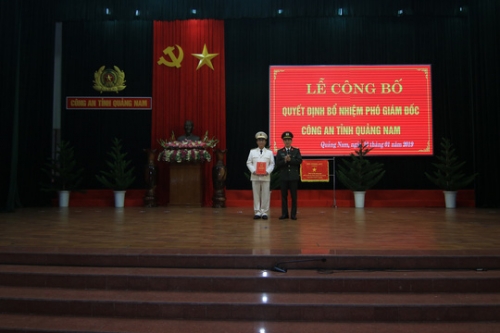 Thượng tá Nguyễn Thành Long (bìa trái) vừa được bổ nhiệm giữ chức Phó Công an tỉnh Quảng Nam