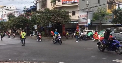 Một số thành viên trong đoàn "phượt" xuống chặn đường cho đoàn xe đi qua như xe ưu tiên, vượt cả đèn đỏ (ảnh cắt từ video)