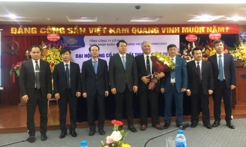 Ông Đào Ngọc Thanh (ôm bó hoa) - Tân Chủ tịch HĐQT cùng HĐQT Tổng công ty Vinaconex ra mắt.