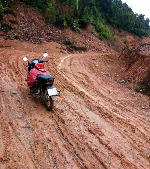 Con đường vào xã Bình Chuẩn lầy lội bùn đất
