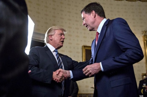 Tổng thống Donald Trump bắt tay Giám đốc FBI James Comey trong cuộc gặp tại Nhà Trắng năm 2017 (Ảnh: Getty)