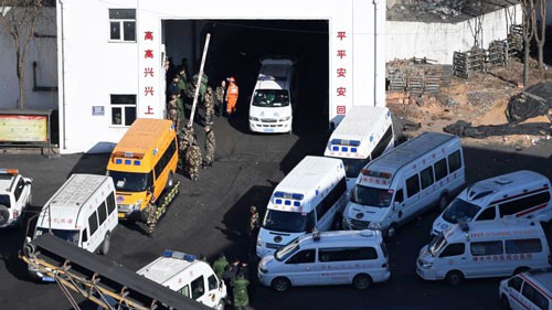 Xe cứu thương và nhân viên cứu nạn tập trung bên ngoài mỏ than của Công ty Baiji Mining hôm 13-1. Ảnh: AP