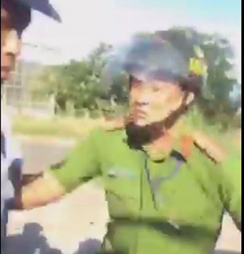 Thiếu tá Phạm Hồng Thái thời điểm đến kiểm tra xe tải - Ảnh cắt từ clip.