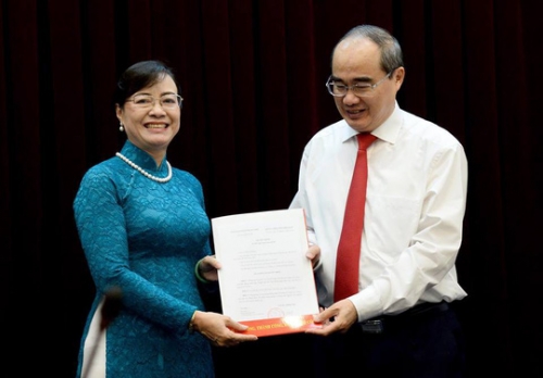 Bí thư Thành ủy TP HCM Nguyễn Thiện Nhân trao quyết định nghỉ hưu cho Chủ tịch HĐND TP HCM Nguyễn Thị Quyết Tâm