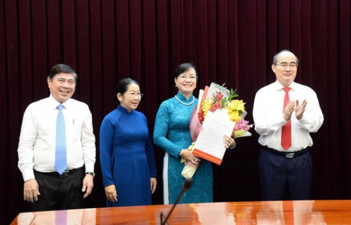 Các lãnh đạo TP HCM chúc mừng bà Nguyễn Thị Quyết Tâm nhận quyết định nghỉ hưu