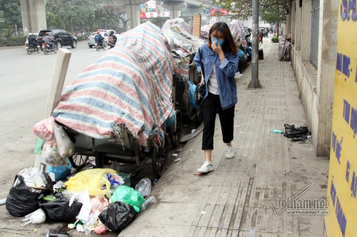 Chục xe gom rác trước cổng trường ĐH Khoa học xã hội & nhân văn, đường Nguyễn Trãi, quận Thanh Xuân. Ảnh: Thường Huyền