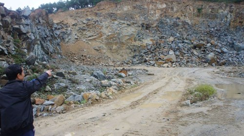 Mỏ khai thác đá Ngọc Hải – nổi ám ảnh của hàng chục hộ dân. Ảnh PV