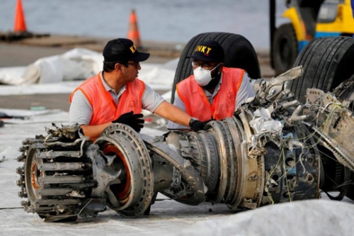 Các quan chức Ủy ban An toàn Giao thông Quốc gia Indonesia (KNKT) kiểm tra động cơ tua-bin của chuyến bay JT610 tại Jakarta. Ảnh: Reuters