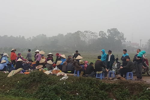 Sáng nay, người dân sống quanh khu vực khu xử lý rác Nam Sơn vẫn tập trung chặn xe rác. Ảnh: Trần Thường