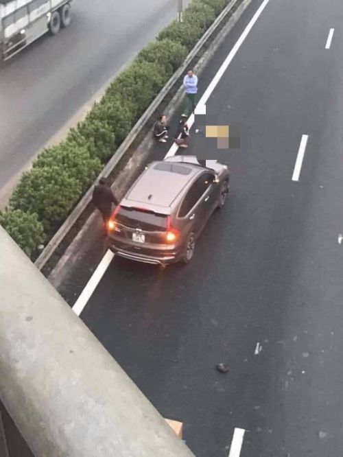 Hiện trường vụ tai nạn khiến người đàn ông tử vong khi cố băng qua đường cao tốc - Ảnh: Facebook