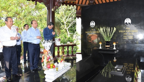 Thủ tướng Nguyễn Xuân Phúc và Phó Thủ tướng Trương Hoà Bình viếng mộ nguyên Thủ tướng Phan Văn Khải tại Củ Chi.