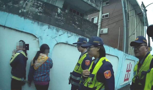 Cảnh sát huyện Đài Đông bắt 11 nghi phạm người Việt hôm 10/1. Ảnh: Taitung Police Department