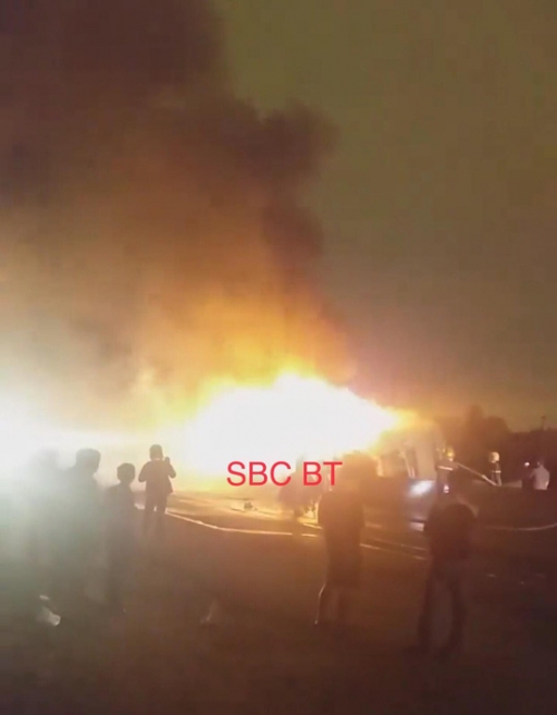 Chiếc xe bốc cháy dữ dội (Ảnh: CLB SBC Bình Thuận)