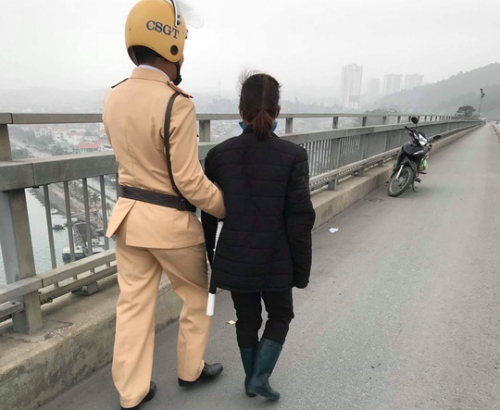 Lực lượng CSGT kịp thời ngắn chặn người phụ nữ này nhảy cầu tự vẫn