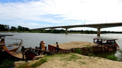 Những ghe khai thác cát trái phép trên sông Thu Bồn bị tạm giữ