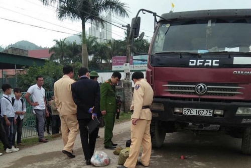 Công an huyện Hưng Nguyên có mặt tại hiện trường thu thập chứng cứ điều tra nguyên nhân vụ tai nạn.