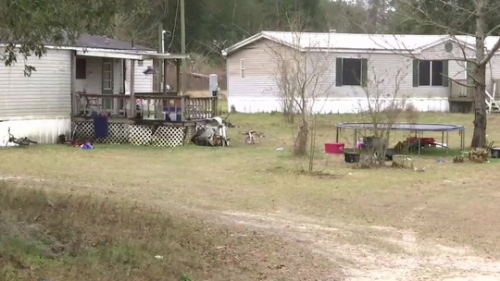 Ba trẻ nhỏ, trong độ tuổi 1-6, đã thiệt mạng vì bị kẹt trong tủ đông. Vụ việc xảy ra tại một căn nhà ở TP Live Oak, hạt Suwannee, bang Florida vào hôm 13-1. Ảnh: CNN