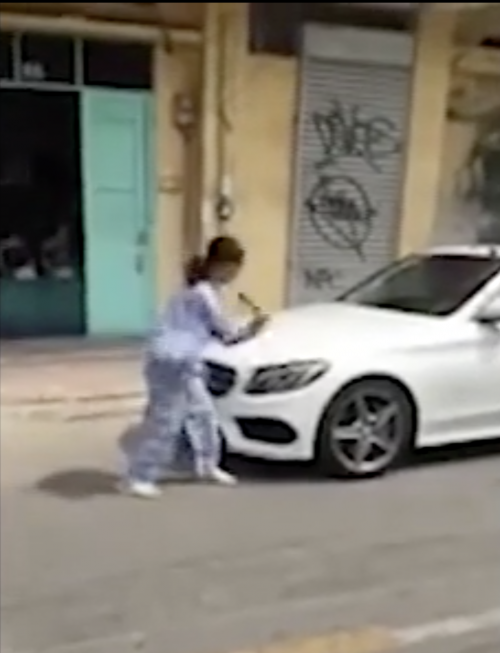 Người phụ nữ cầm búa đập xe Mercedes-Benz nói gì? - Ảnh 2.