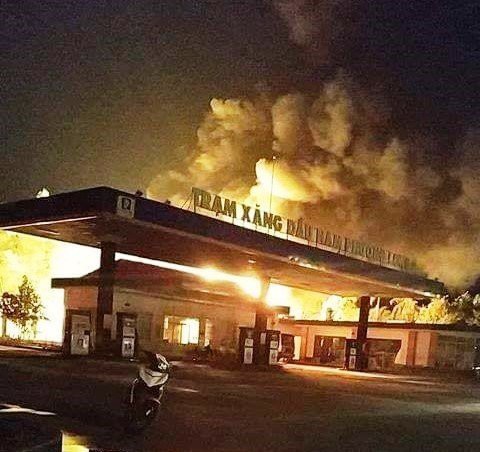 Hình ảnh vụ cháy tại trạm xăng được người dân ghi lại trong đêm (ảnh: NĐN)