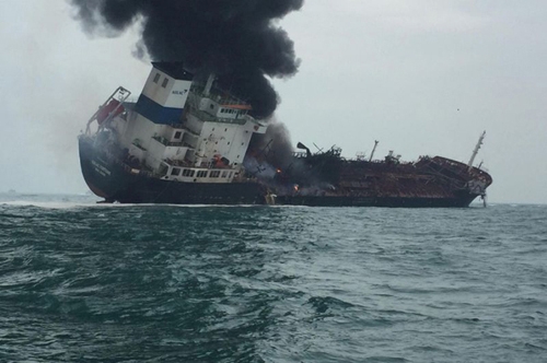 Tàu chở dầu Aulac Fortune gặp nạn hôm 8/1 trên biển Hong Kong. Ảnh: AFP.