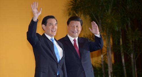 Cựu lãnh đạo Đài Loan Mã Anh Cửu (trái) gặp Chủ tịch Trung Quốc Tập Cận Bình tại khách sạn Shangri La ở Singapore năm 2015. (Ảnh: Sputnik)