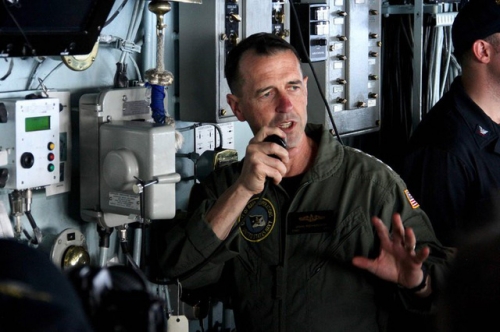 Đô đốc John Richardson (Ảnh: AFP)