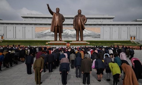 Người dân Triều Tiên cúi đầu trước tượng Kim Nhật Thành và Kim Jong-il ngày 15/4/2018, trong dịp kỷ niệm ngày sinh của Kim Nhật Thành. Ảnh: KCNA.