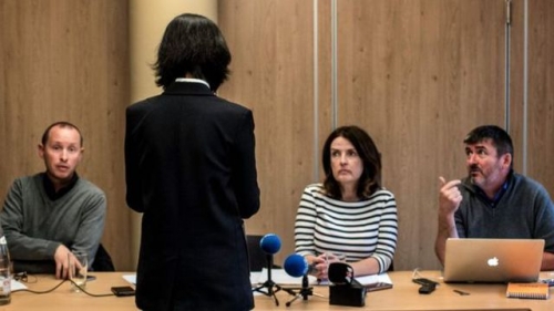 Bà Grace Mạnh, vợ cựu Chủ tịch Interpol Mạnh Hoành Vĩ, giấu mặt khi trả lời phỏng vấn truyền thông. (Ảnh: AFP)