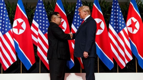 Tổng thống Mỹ Donald Trump và nhà lãnh đạo Triều Tiên Kim Jong-un bắt tay nhau trong lần hội nghị thượng đỉnh đầu tiên ở Singapore tháng 6/2018. (Ảnh: Reuters)