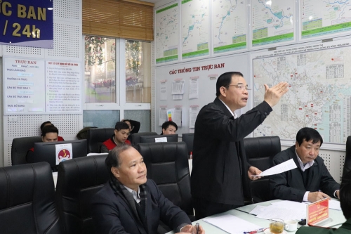 Bộ trưởng NN&PTNT Nguyễn Xuân Cường trong cuộc họp ứng phó với bão số 1 