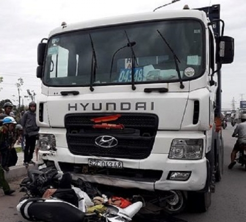Chiếc xe container gây ra vụ tai nạn khiến nhiều người thương vong.