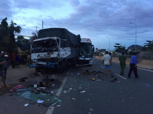 Vụ tai nạn của xe chở khách du lịch xảy ra trên Quốc lộ 1, đoạn qua địa phận xã Bình Tân, huyện Bắc Bình (Bình Thuận) xảy ra sáng 29-12, làm 2 người chết, 7 người khác bị thương.