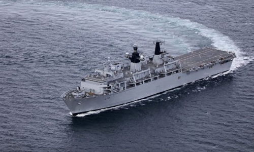 Trung Quốc từng "nóng mặt" khi tàu HMS Albion của Anh đi qua Biển Đông hồi tháng 8. (Ảnh: Royal Navy)