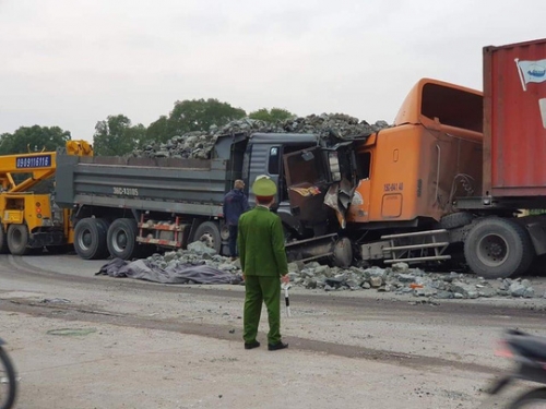 Hiện trường vụ tai nạn kinh hoàng giữa xe tải chở đá và xe container - Ảnh: OFFB