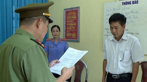 Cơ quan ANĐT đọc lệnh khởi tố bị can đối tượng gian lận điểm thi THPT quốc gia ở Sơn La.