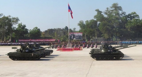 Các xe tăng tham gia cuộc diễu binh của quân đội Lào ngày 20/1. (Ảnh: Sputnik)
